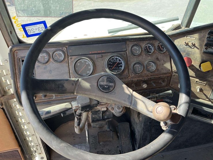 1995-freightliner-fld120-image-16