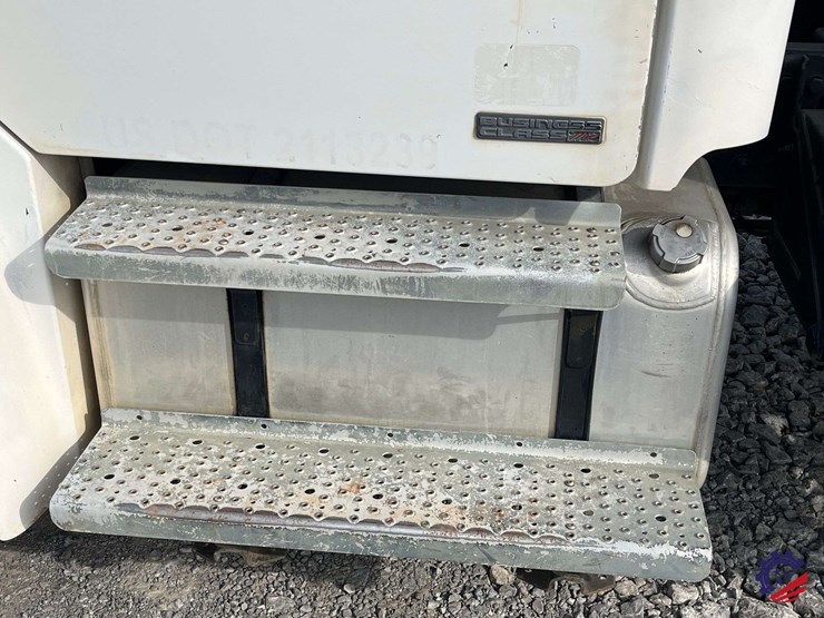 2005-freightliner-m2-business-class-s/a-water-truck-image-19