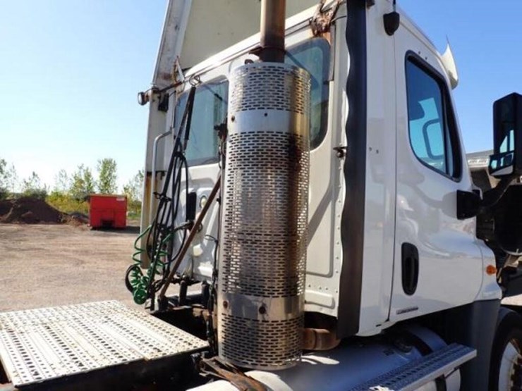 2010-freightliner-cascadia-t/a-hiway-tractor---day-image-55