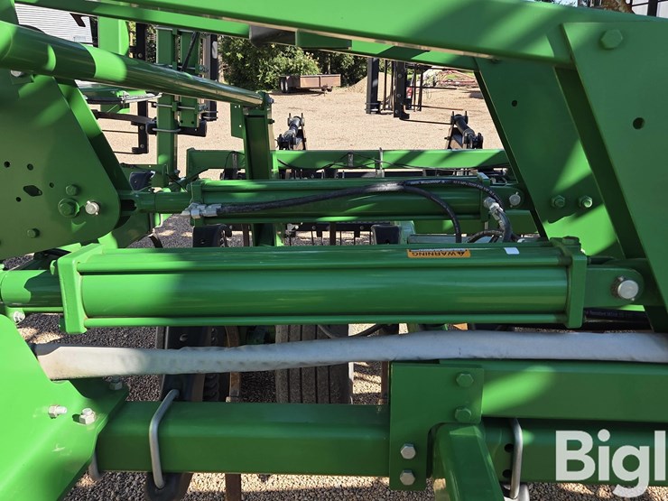 2014-john-deere-2210-image-13