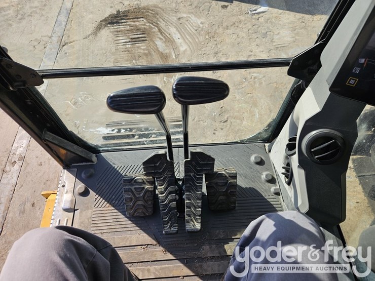 2019-caterpillar-320-image-45