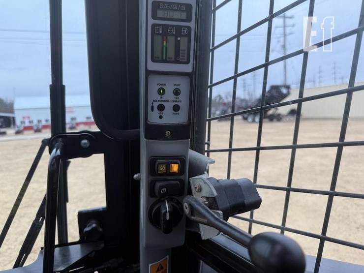 new-holland-l220-image-12