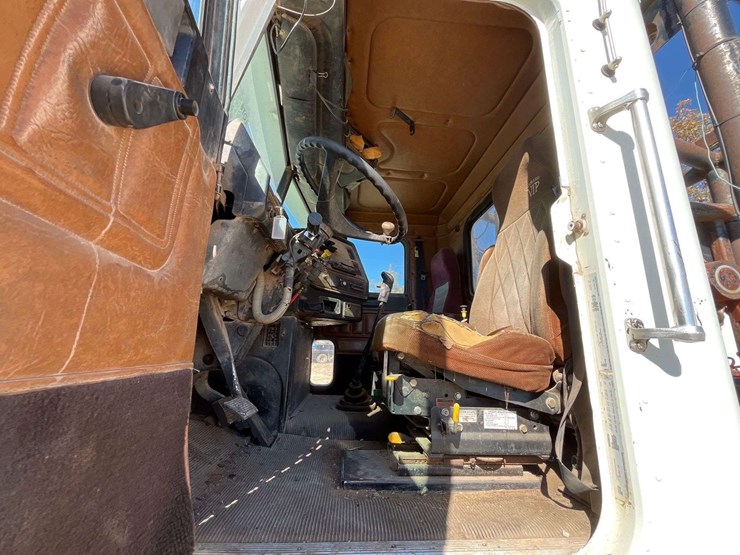 1995-freightliner-fld120-image-13