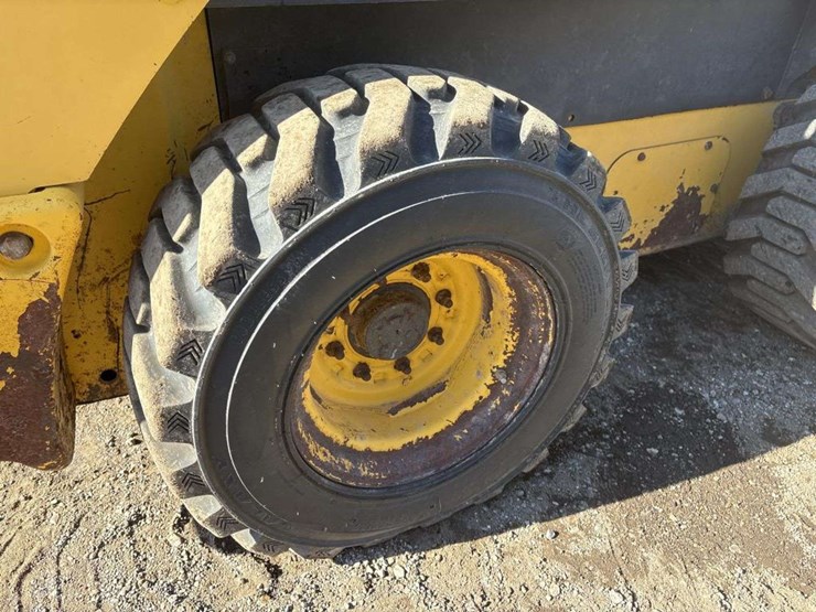 2012-new-holland-l225-image-9