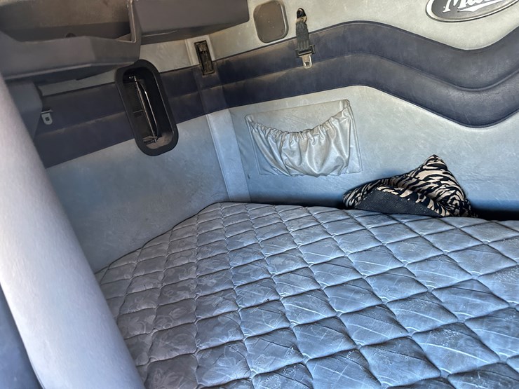 #33701-•-2011-mack-cxu-sleeper-truck-tractor-1m1aw09y4bm013132-image-75