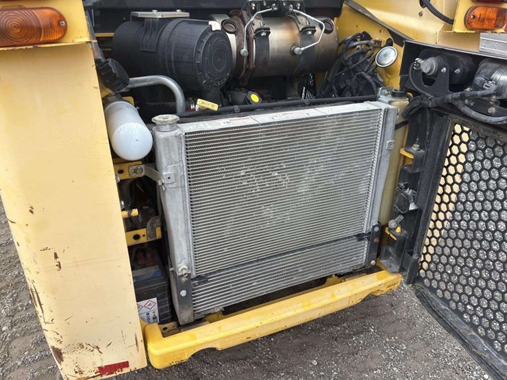 new-holland-l216-image-15