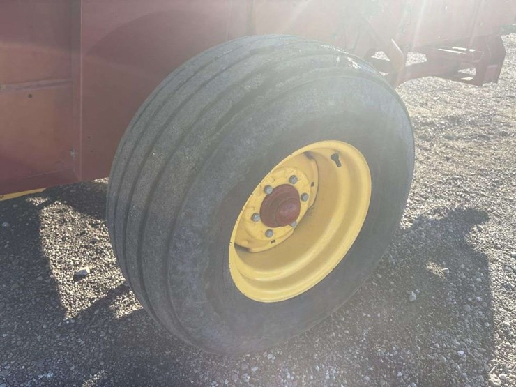 new-holland-570-image-19