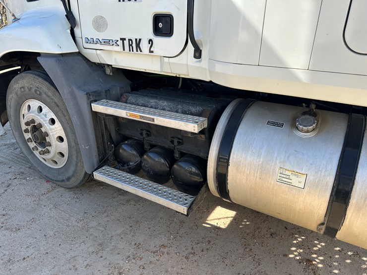 #33701-•-2011-mack-cxu-sleeper-truck-tractor-1m1aw09y4bm013132-image-34