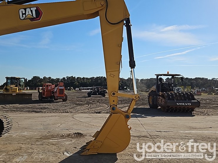 2019-caterpillar-320-image-17