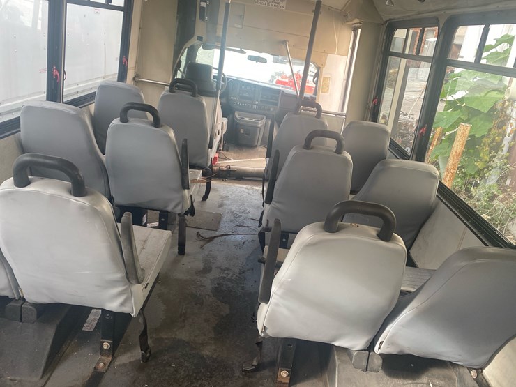 #53-•-2009-chevy-minibus-image-4