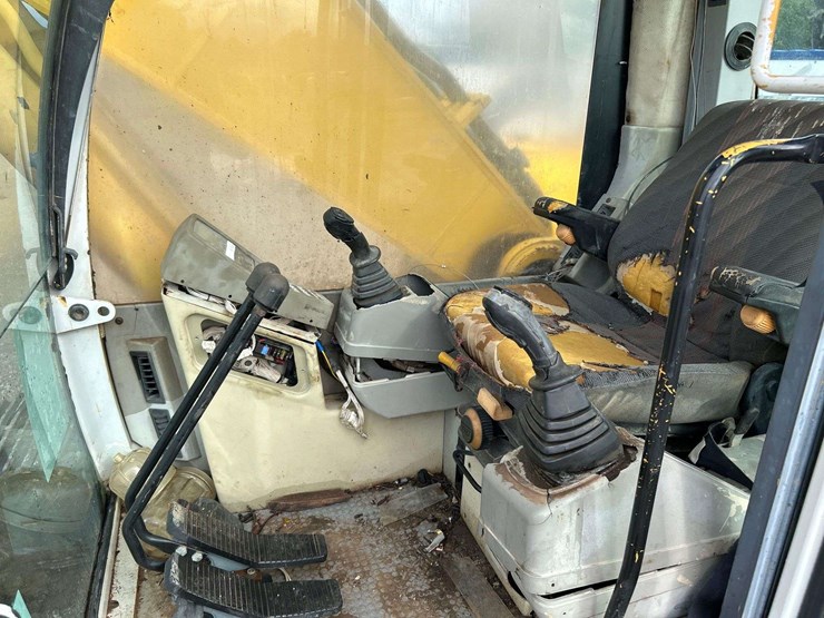 2001-new-holland-ec215-image-18