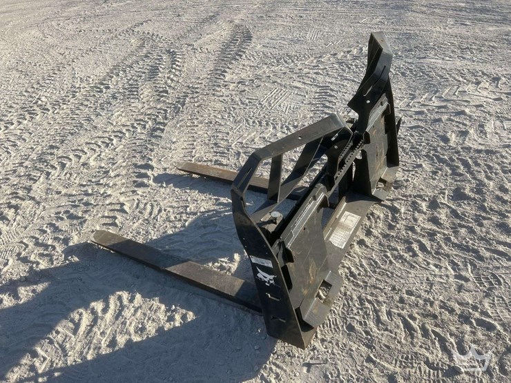 bobcat-forks-and-frame-skid-steer-attachment-image-4