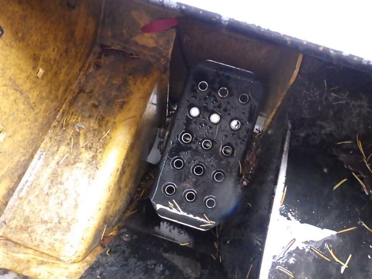 2011-deere-315-image-22