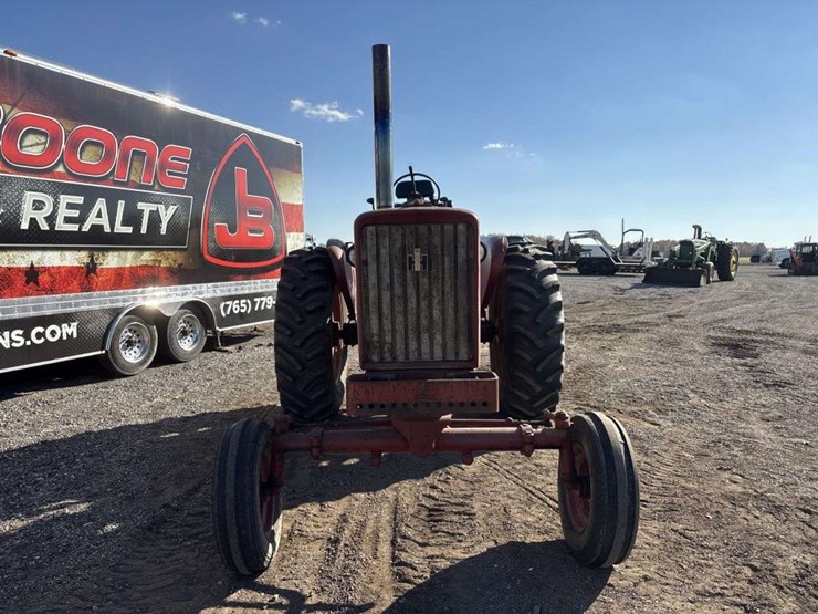 farmall-706-tractor-image-6