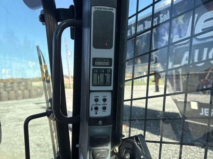 2012-new-holland-l225-image-15