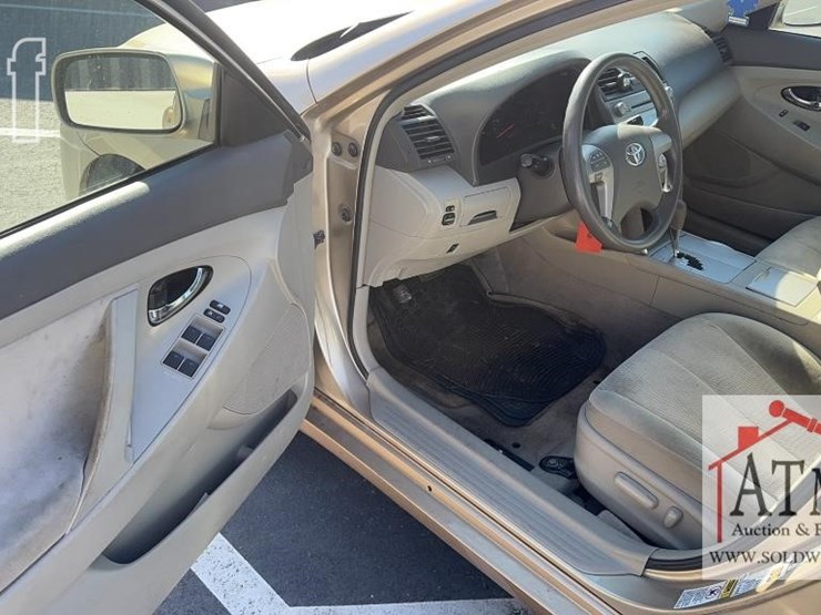 2010-toyota-camry-le-image-11