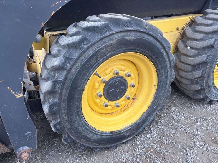 new-holland-l216-image-9