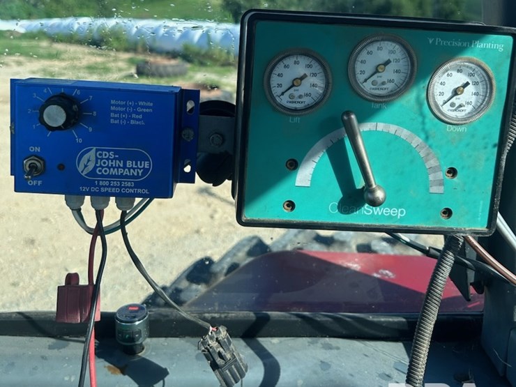 2016-white-9100-no-till-planter-(ed5297)-image-9