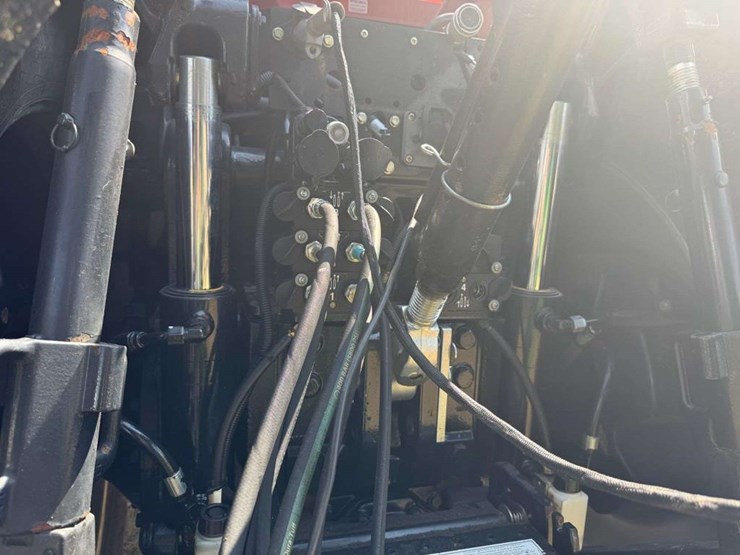 2014-case-ih-235-image-12