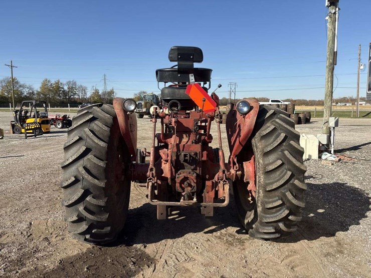 farmall-706-tractor-image-3