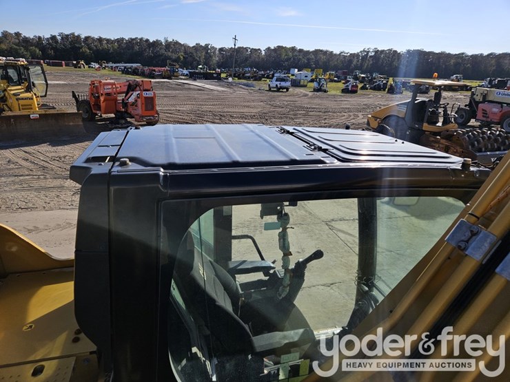 2019-caterpillar-320-image-36