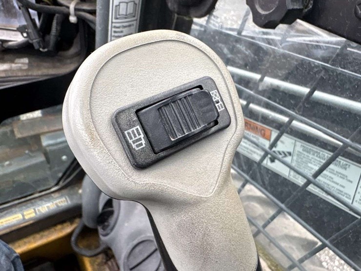 new-holland-l216-image-22