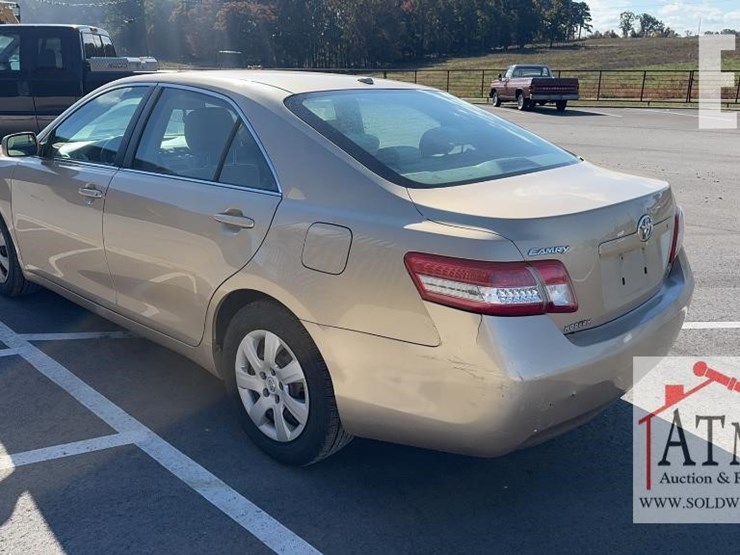 2010-toyota-camry-le-image-5