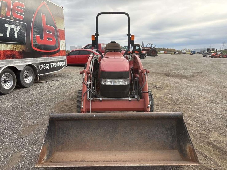 case-dx29-loader-tractor-image-12