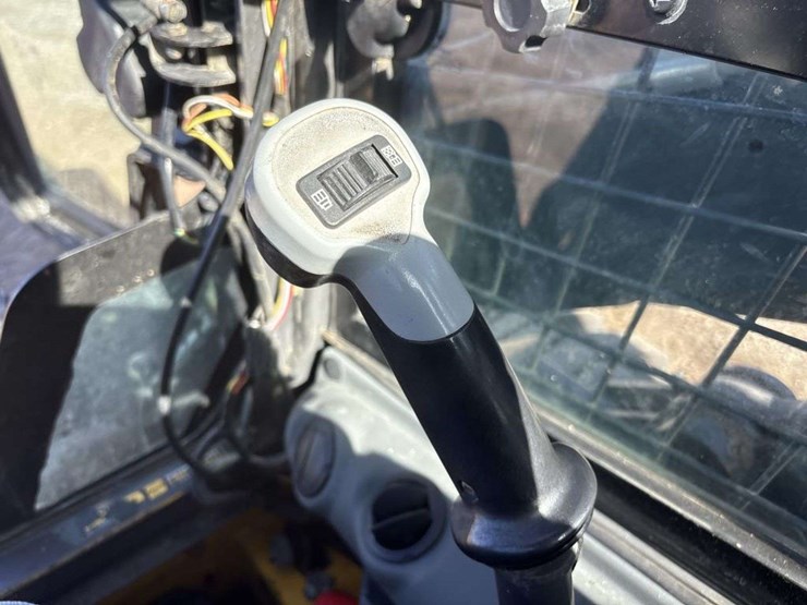 2012-new-holland-l225-image-17