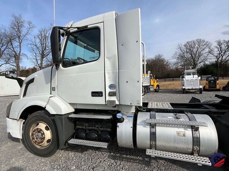 2016-volvo-d11-s/a-truck-tractor-image-17