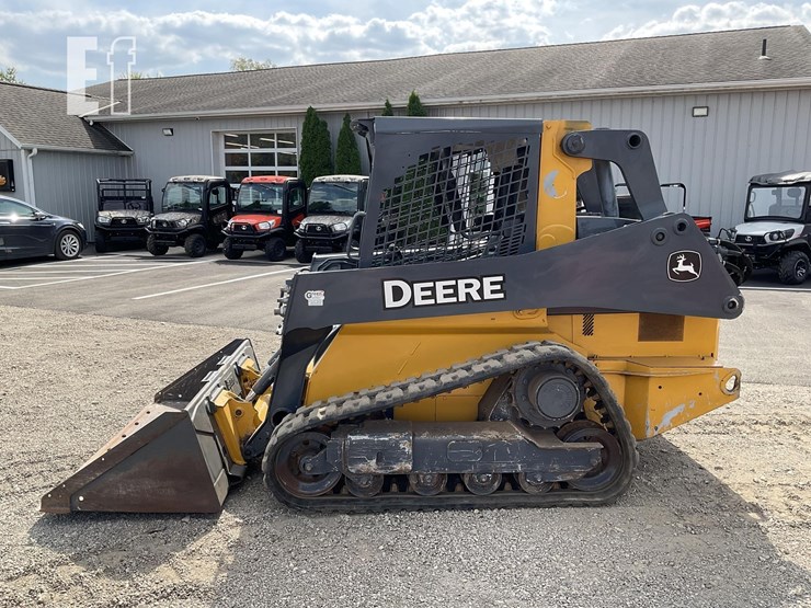 2015-deere-319e-image-2