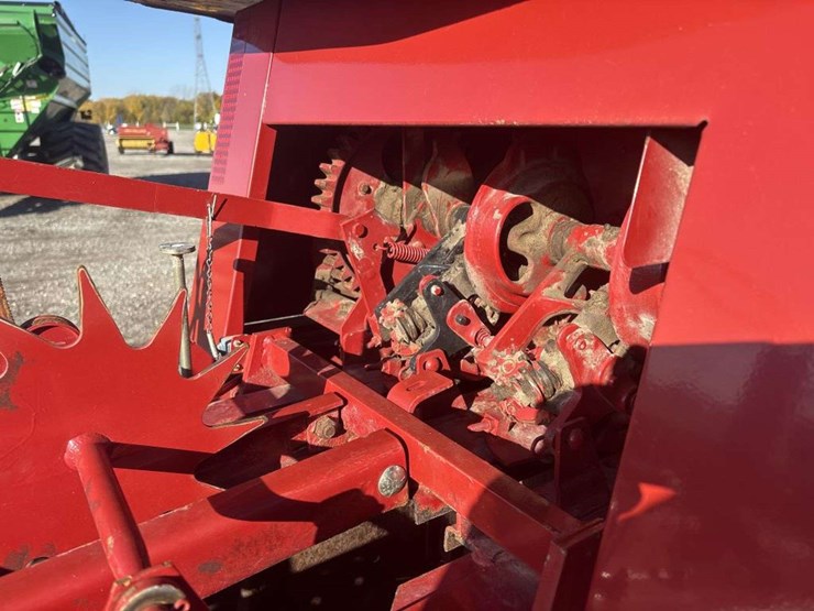 new-holland-570-image-23