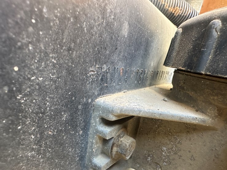 #33701-•-2011-mack-cxu-sleeper-truck-tractor-1m1aw09y4bm013132-image-88