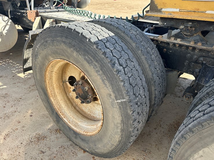 #33701-•-2011-mack-cxu-sleeper-truck-tractor-1m1aw09y4bm013132-image-8