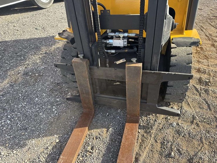 2016-yale-fork-lift-image-17