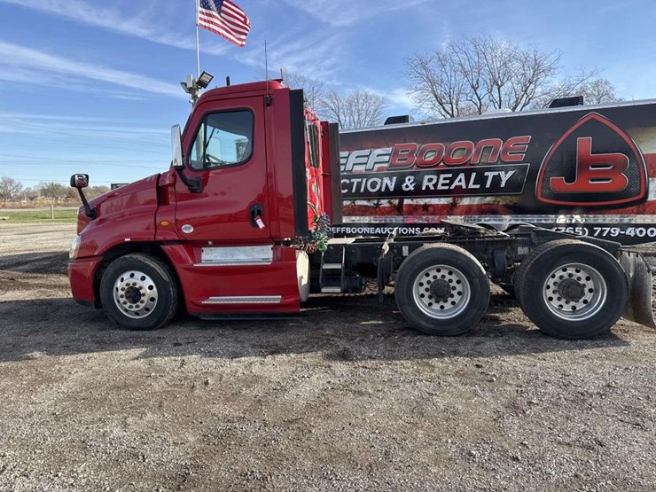 2013-freightliner-cascadia-125-image-2