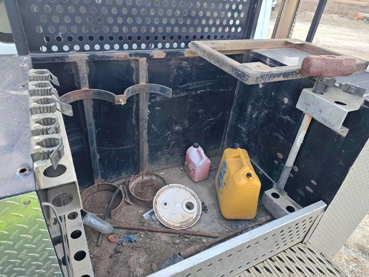 2014-freightliner-m2-106-image-43