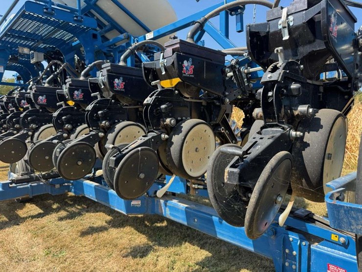 2013-kinze-3600-image-12