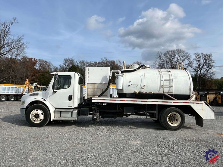 2005-freightliner-m2-business-class-s/a-water-truck-image-2