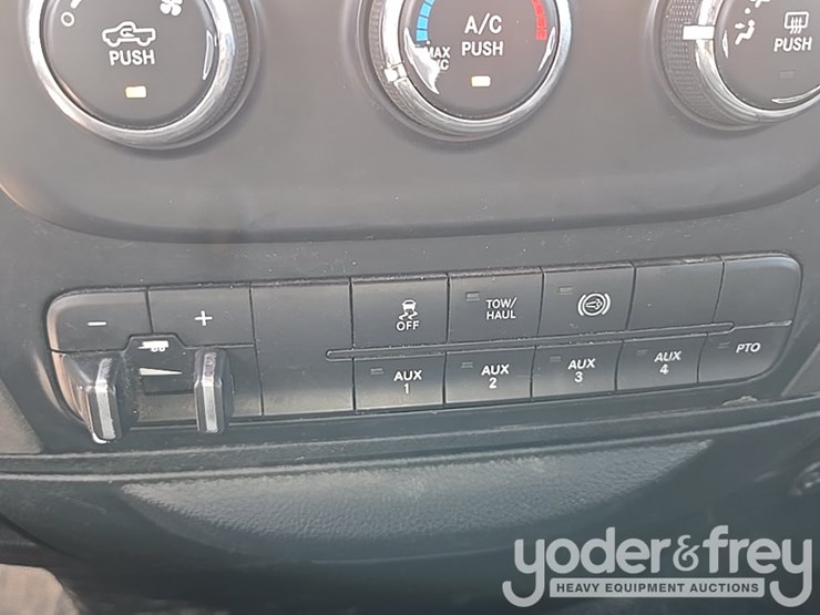 2014-dodge-service-truck-image-100