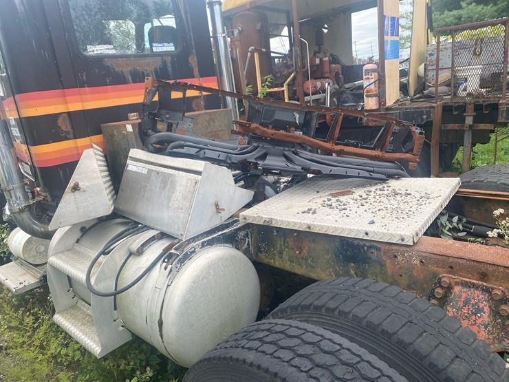 #68-•-peterbilt-tractor-for-parts-image-3