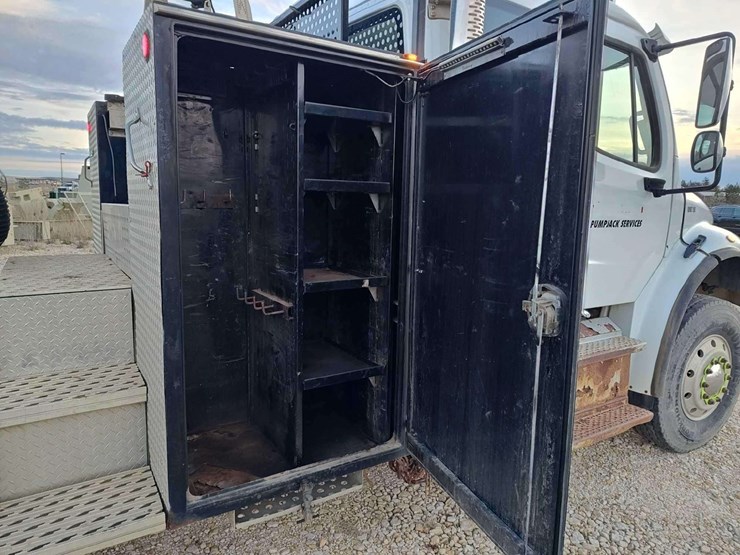 2014-freightliner-m2-106-image-42