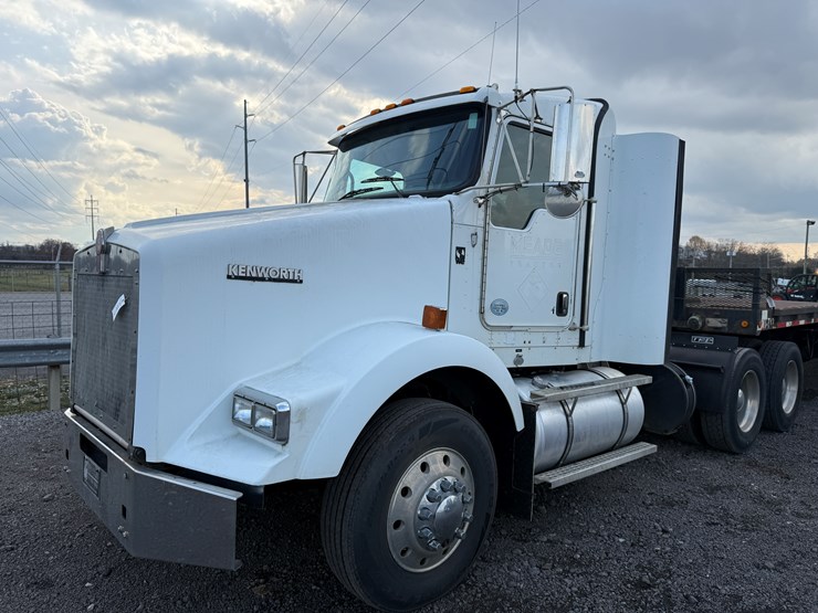 #122-•-2012-kenworth-tandem-axle-road-tractor-image-1