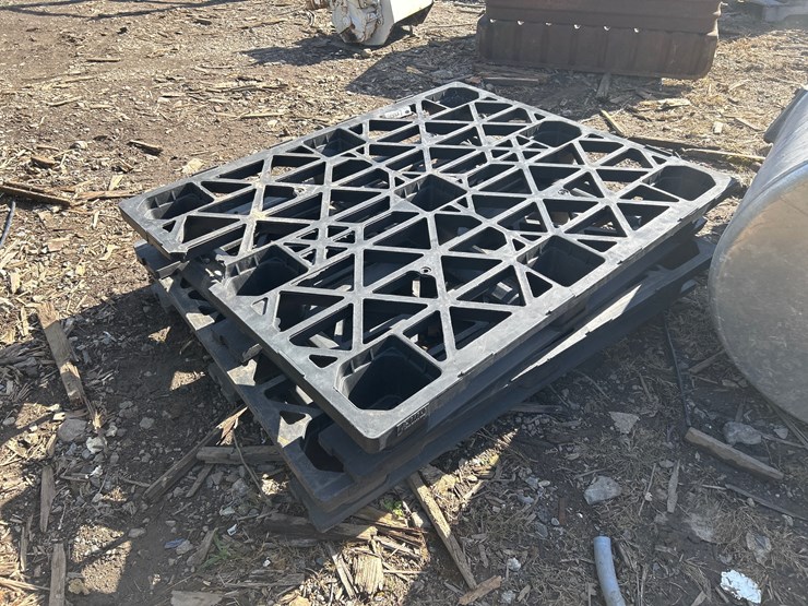 #140-•-(2)-plastic-skids-image-2