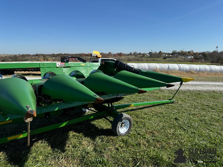 2022-john-deere-c8r-image-12