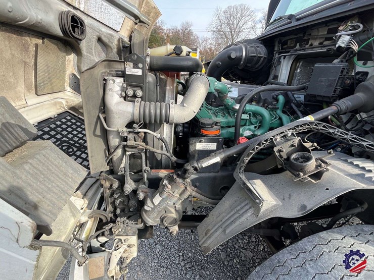 2016-volvo-d11-s/a-truck-tractor-image-41