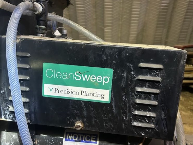 2016-white-9100-no-till-planter-(ed5297)-image-11