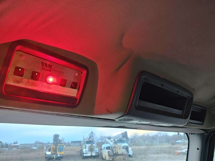 2014-freightliner-m2-106-image-54