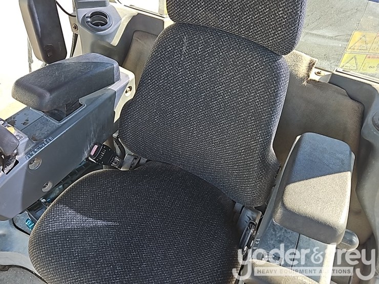 2012-caterpillar-120m-image-24