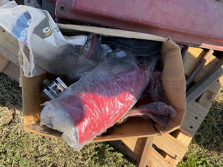 two-pallets-of-misc-tractor-parts-image-11